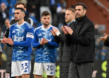 Cesc Fabregas con i suoi ragazzi dopo Como-Fiorentina (foto Roberto Colombo)