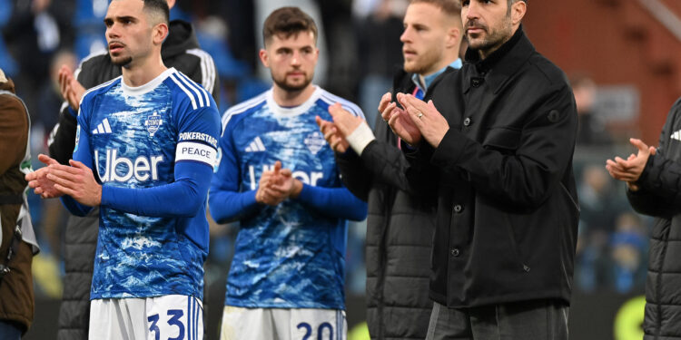 Cesc Fabregas con i suoi ragazzi dopo Como-Fiorentina (foto Roberto Colombo)