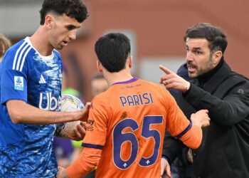 Fabregas e Ramon hanno qualcosa da dire al fiorentino Parisi (foto Roberto Colombo)