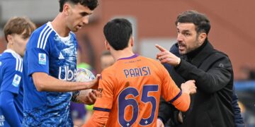 Fabregas e Ramon hanno qualcosa da dire al fiorentino Parisi (foto Roberto Colombo)