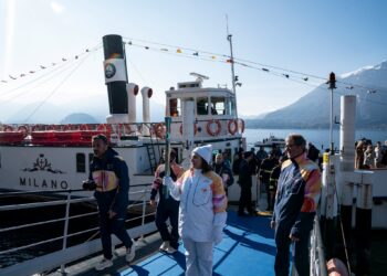 La Fiamma Olimpica sul Lario, accompagnata dalla motonave Milano