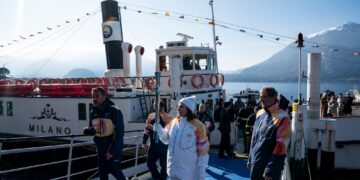 La Fiamma Olimpica sul Lario, accompagnata dalla motonave Milano