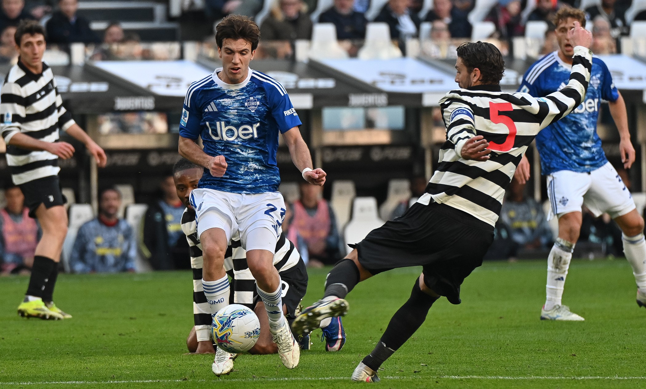 Como-Lecce, al Sinigaglia fischia Forneau