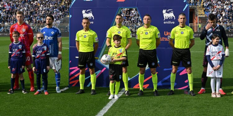 L'arbitro Maurizio Mariani al Sinigaglia prima di Como-Empoli 2024-2025 (foto Roberto Colombo)
