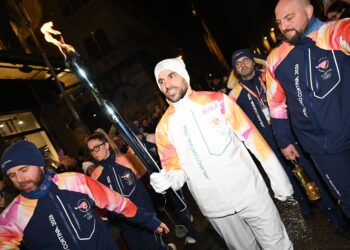 Cesc Fabregas, allenatore del Como, con la Fiamma Olimpica