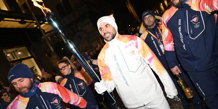 Cesc Fabregas, allenatore del Como, con la Fiamma Olimpica