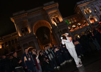 Nicoletta Manni, ultima tedofora in piazza del Duomo a Milano