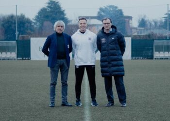 Paolo Tramezzani, al centro, nuovo allenatore del Como Women