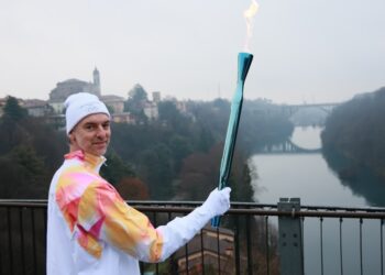 L'ex cestista Paul Gasol a Trezzo d'Adda con la torcia