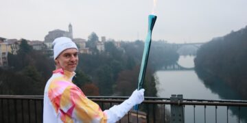 L'ex cestista Paul Gasol a Trezzo d'Adda con la torcia