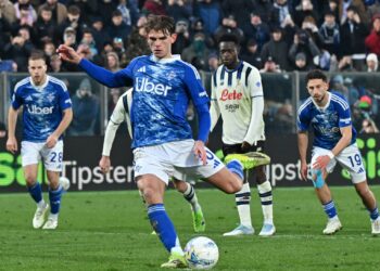 Nico Paz calcia il rigore parato da Carnesecchi (foto Roberto Colombo)