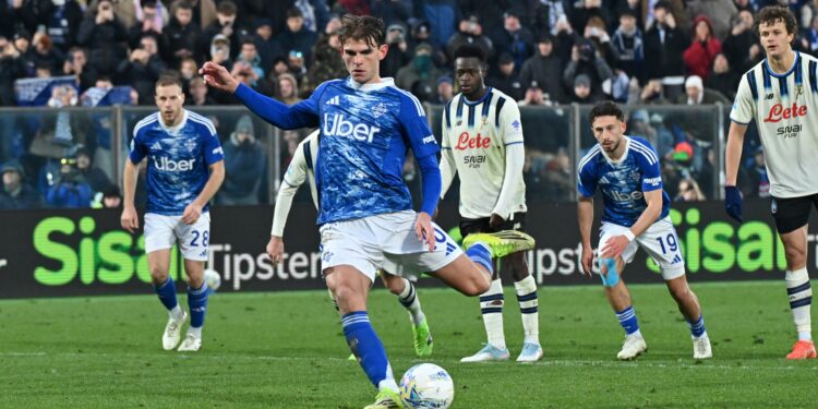 Nico Paz calcia il rigore parato da Carnesecchi (foto Roberto Colombo)