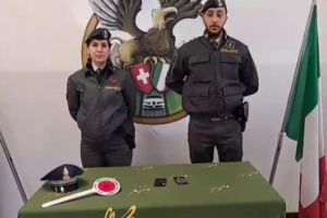 Patente con il trucco: scoperto durante l’esame nasconde l’auricolare sotto la lingua