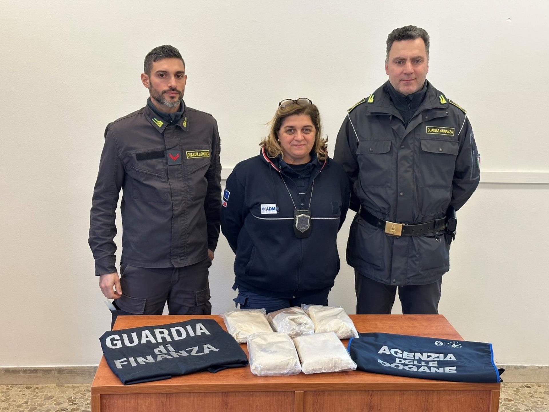 In auto con oltre 5 chili di eroina: coppia arrestata al valico di Brogeda per traffico di droga