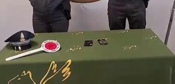 Patente con il trucco: scoperto durante l’esame nasconde l’auricolare sotto la lingua