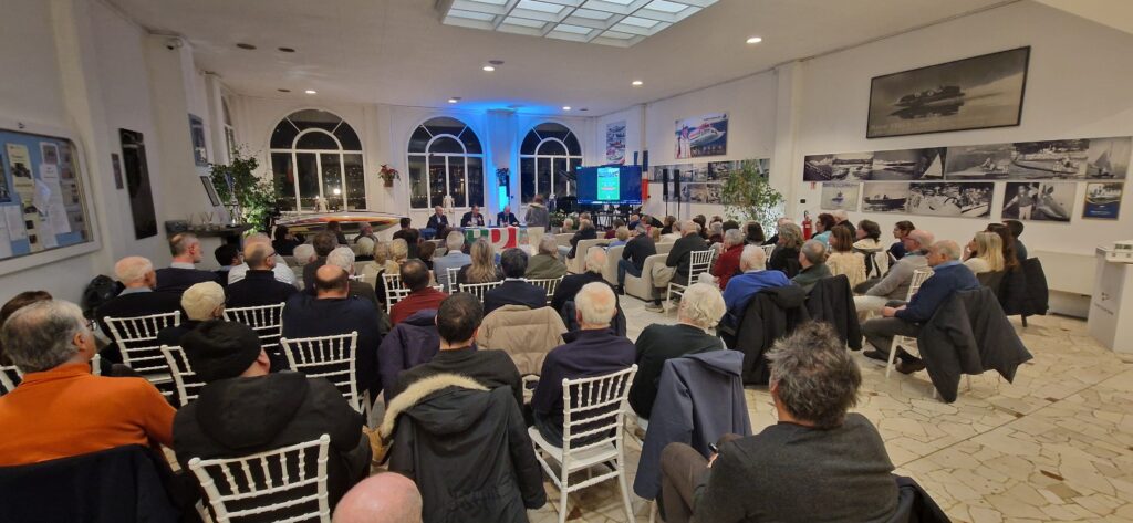 Questa immagine ha l'attributo alt vuoto; il nome del file è incontro-Yacht-Club-1024x473.jpg