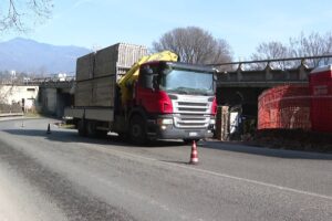 Nuovi lavori e sensi unici alternati sulle strade comasche. Un mese sulla Lariana, quasi un anno in viale Per San Fermo