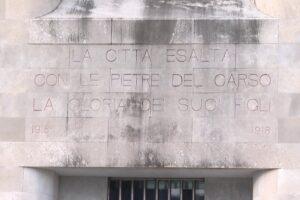 Monumento ai Caduti di Como, ancora macchie nere e segni del tempo sulla facciata