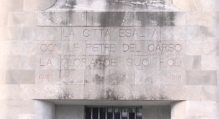 macchie nere Monumento ai Caduti