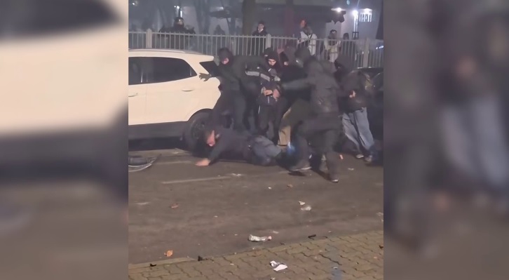 Scontri di Torino, poliziotto aggredito a martellate. Il sottosegretario Molteni: “Tolleranza zero verso questi criminali”