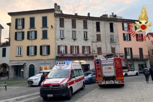 Como, incendio in un appartamento di piazza San Fedele. Due feriti