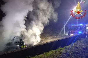 Bregnano, furgone in fiamme. Intervento dei vigili del fuoco