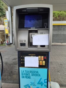 Segnalazione a Como: benzina ai minimi ma pompe fuori servizio