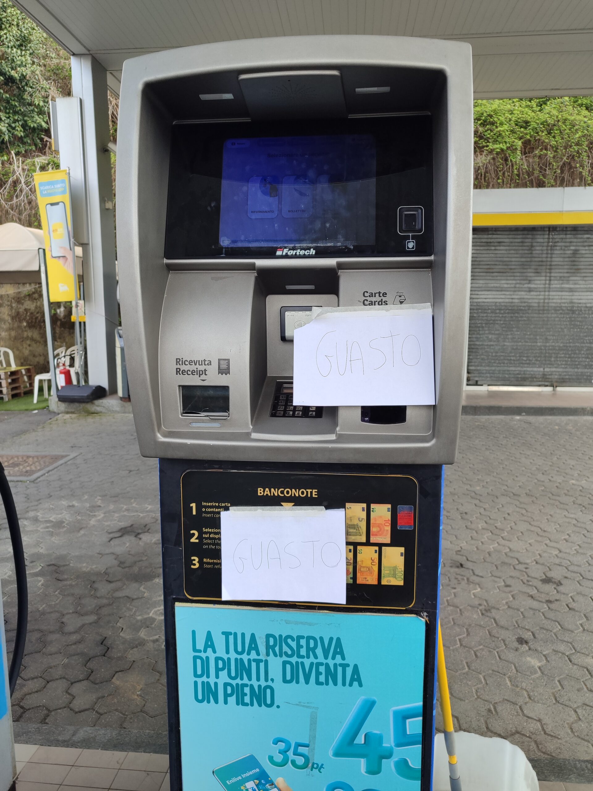 Segnalazione a Como: benzina ai minimi ma pompe fuori servizio