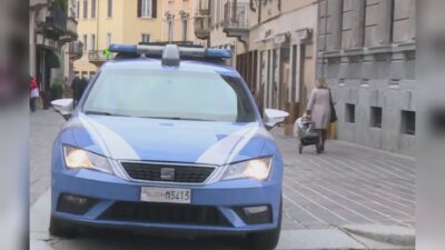 Rubano liquori al supermercato: la polizia ferma due uomini senza fissa dimora