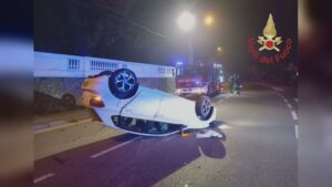 Incidente a Bregnano, 35enne si ribalta con l’auto