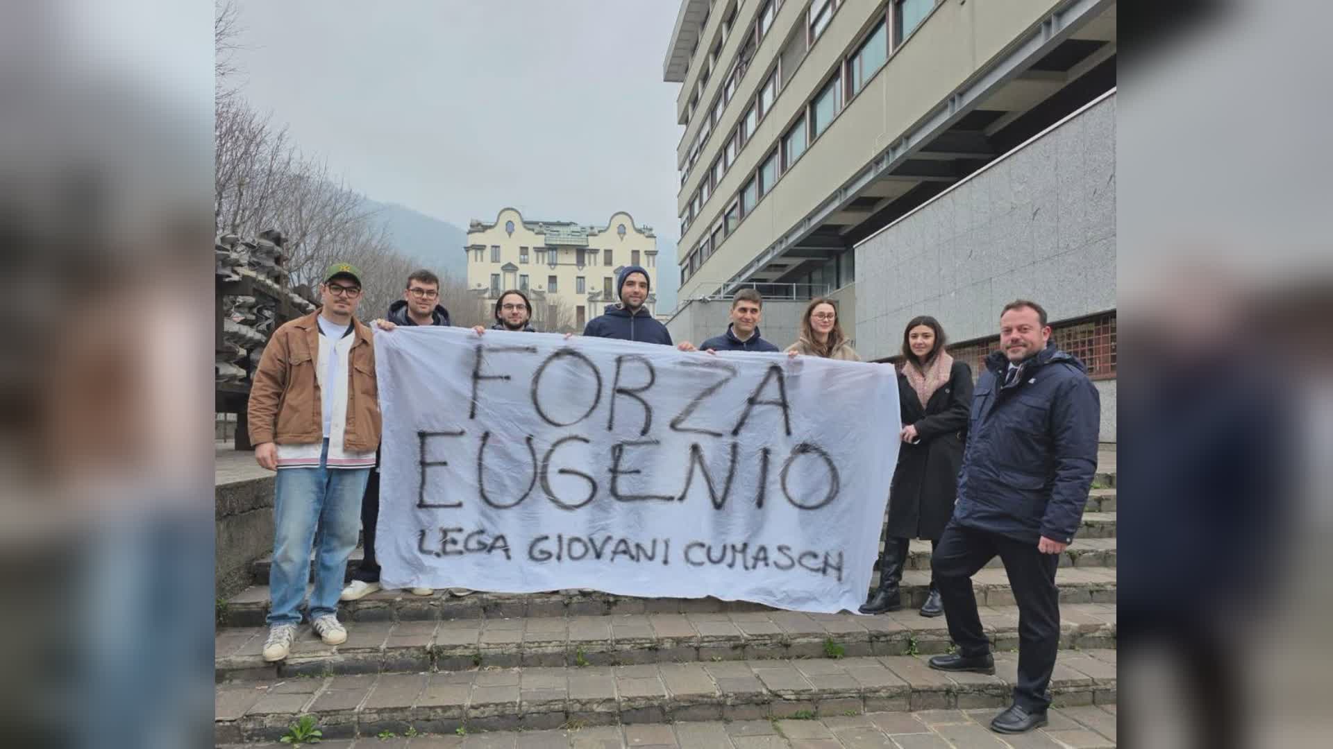 Minacce a Zoffili e scritte anarchiche a Erba, due 30enni a processo