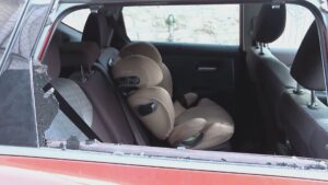 Vandali in azione in via Rezia, spaccati i finestrini dell’auto