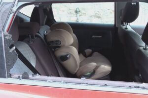 Vandali in azione in via Rezia, spaccati i finestrini dell’auto