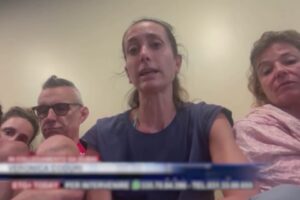 Attacco all’Iran, primi rientri degli italiani. I comaschi a Dubai hanno trovato un volo per Monaco