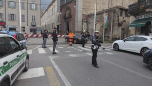 Como, urta con il monopattino la sbarra del passaggio a livello che cade e ferisce una donna