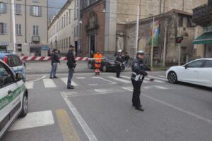 Como, urta con il monopattino la sbarra del passaggio a livello che cade e ferisce una donna