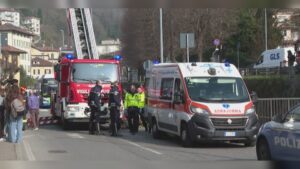 Mobilitazione a Como per recuperare una donna caduta nel Cosia