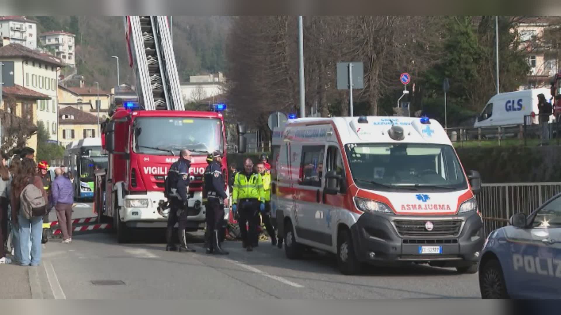 Mobilitazione a Como per recuperare una donna caduta nel Cosia