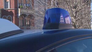 Picchia la ex compagna in strada, arrestato 24enne. La donna salvata dopo giorni di violenze