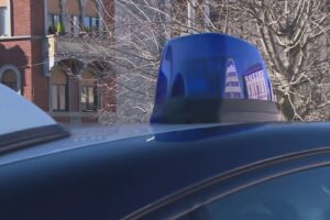 Picchia la ex compagna in strada, arrestato 24enne. La donna salvata dopo giorni di violenze