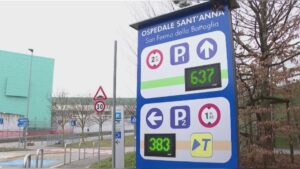 Ampliamento dei parcheggi all’ospedale Sant’Anna. Lanciata una raccolta firme. I sindacati: “Serve una soluzione urgente”