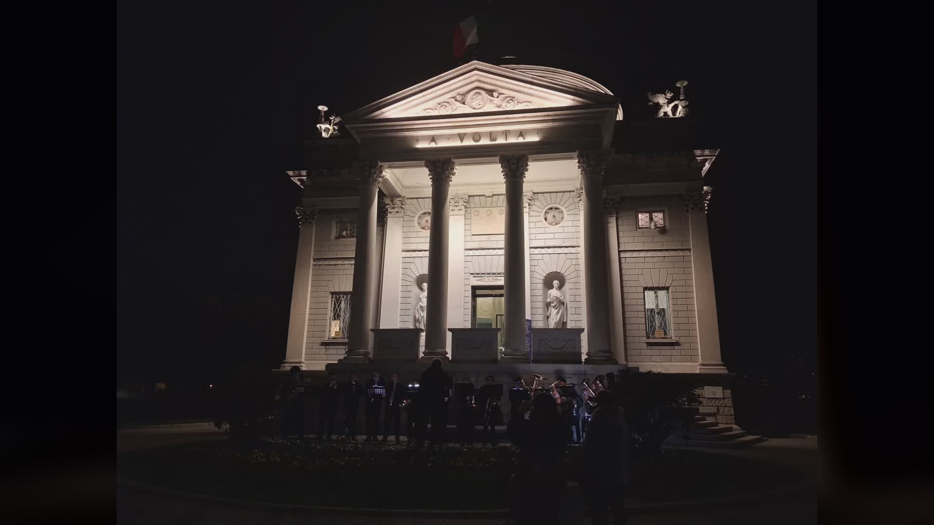 Como, il Tempio si illumina per dare il via ufficiale alle celebrazioni Voltiane