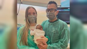 Nasce alla 23esima settimana e pesa 600 grammi. Dopo quattro mesi di cure, la “bambina piuma” dimessa dal Sant’Anna