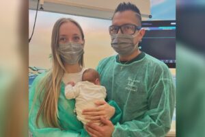 Nasce alla 23esima settimana e pesa 600 grammi. Dopo quattro mesi di cure, la “bambina piuma” dimessa dal Sant’Anna