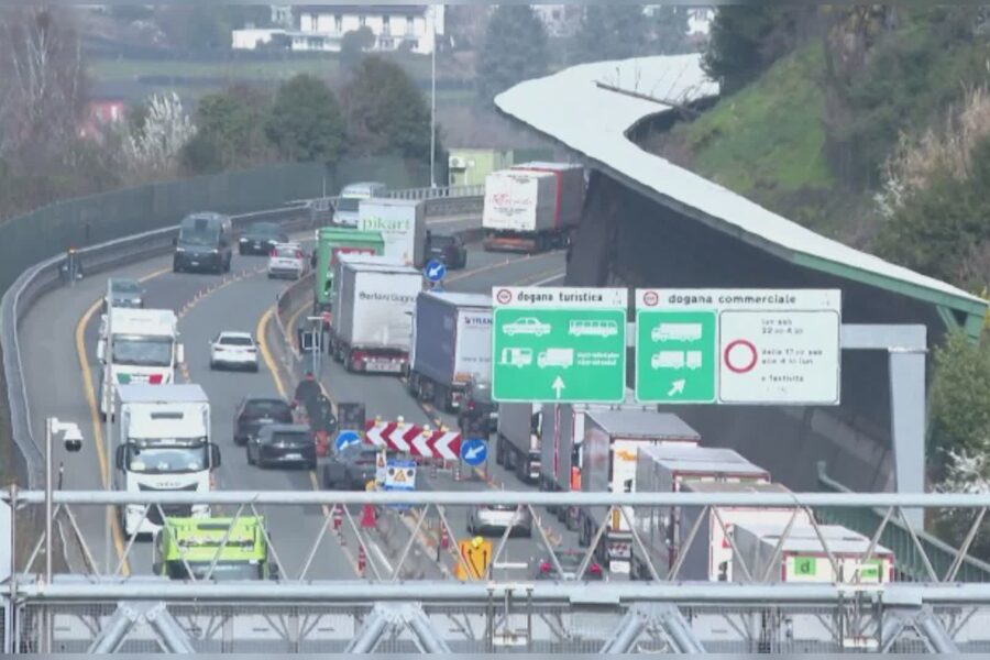 3625 Traffico in tilt sullautostrada A9. Lunghe code di camion in direzione Svizzera 1773053701