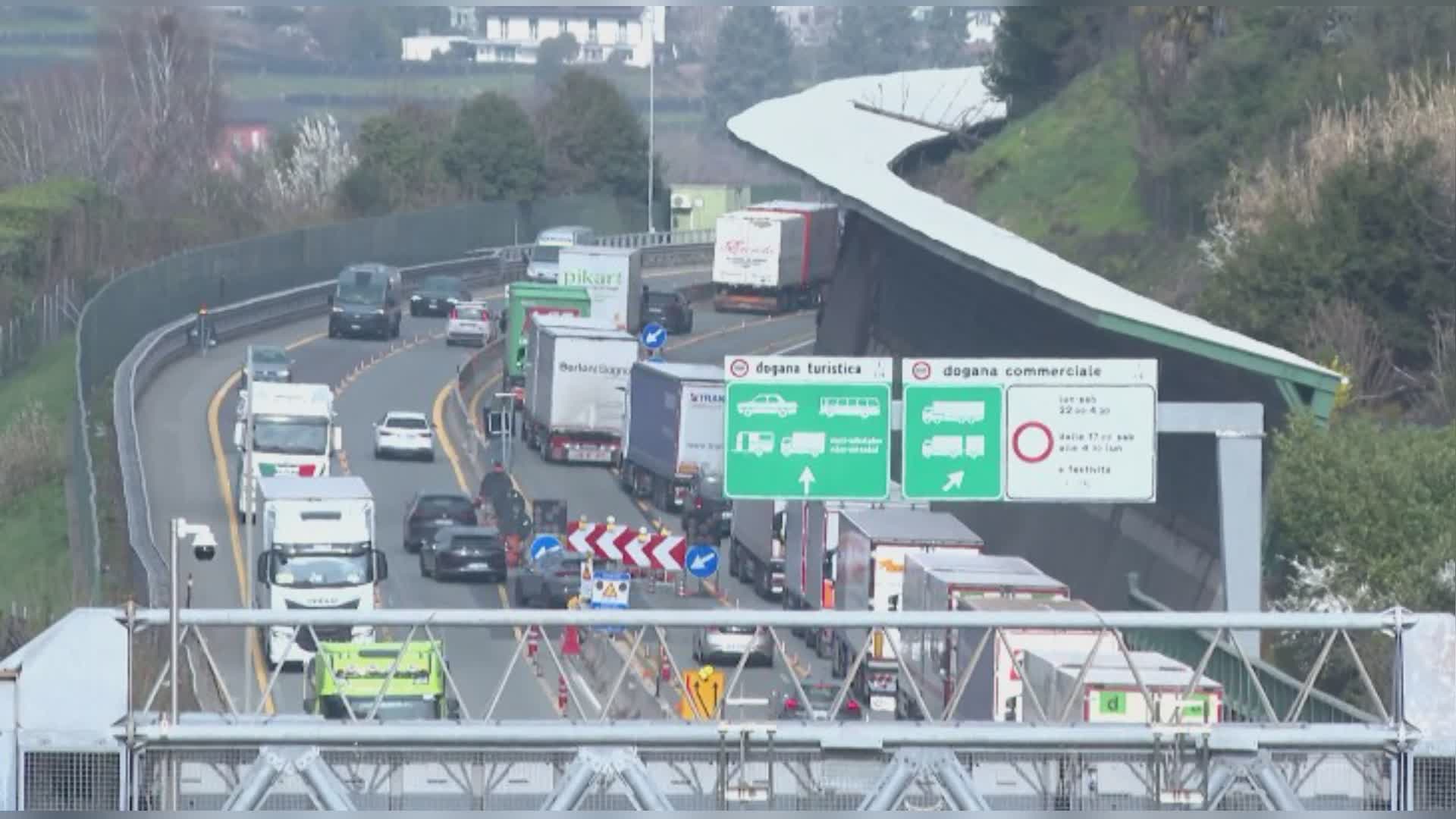 Traffico in tilt sull’autostrada A9: lunghe code di camion in direzione Svizzera