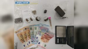 Droga in auto e a casa, denunciato dalla polizia 26enne di Arosio