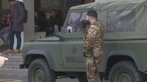 Rubano un portafoglio in centro Como, fermati dai militari dell’Esercito e consegnati alla polizia