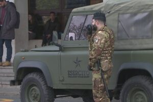 Rubano un portafoglio in centro Como, fermati dai militari dell’Esercito e consegnati alla polizia