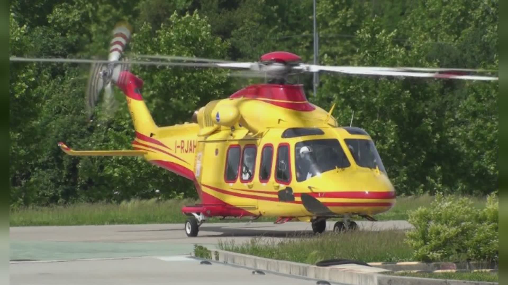Precipita per 12 metri mentre pulisce il bosco a Nesso, grave una donna di 53 anni